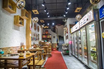 昨晚一伙人突然沖進新華西路這家店白吃白喝!老板發(fā)怒要算賬&hellip;